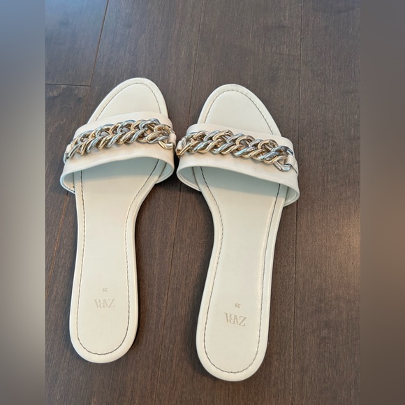 Woman’s slippers - Picture 2 of 3